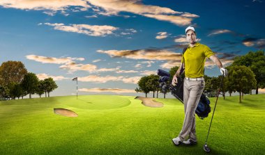 Golf oyuncu sarı gömlekli