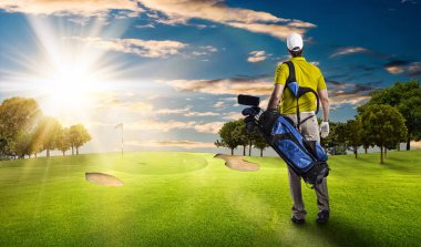 Golf oyuncu sarı gömlekli