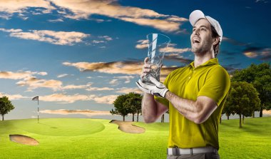 Golf oyuncu sarı gömlekli