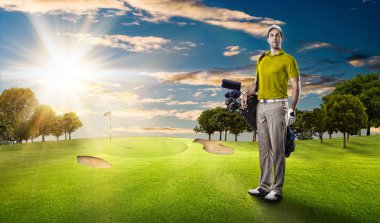 Golf oyuncu sarı gömlekli