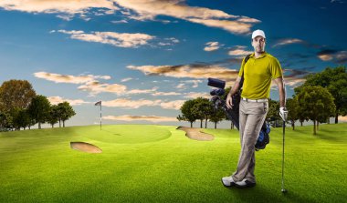 Golf oyuncu sarı gömlekli