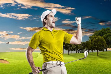 Golf oyuncu sarı gömlekli