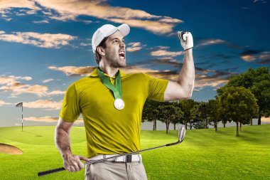 Golf oyuncu sarı gömlekli