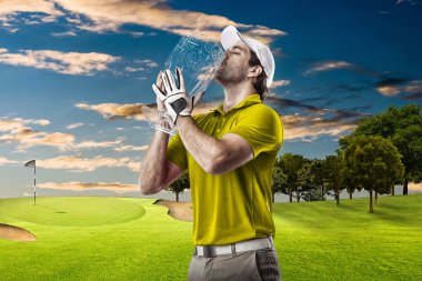 Golf oyuncu sarı gömlekli