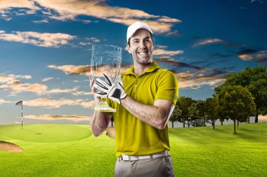 Golf oyuncu sarı gömlekli