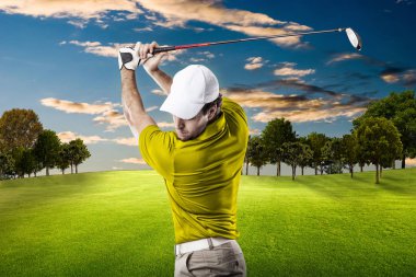 Golf oyuncu sarı gömlekli