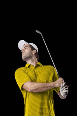 Golf oyuncu sarı gömlekli