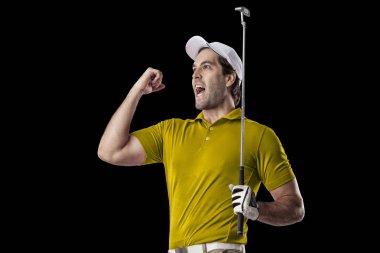 Golf oyuncu sarı gömlekli