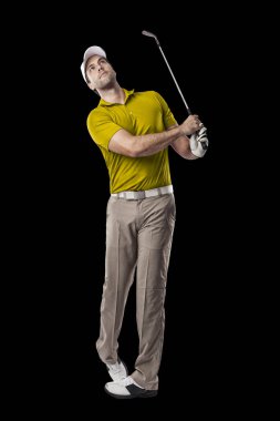 Golf oyuncu sarı gömlekli