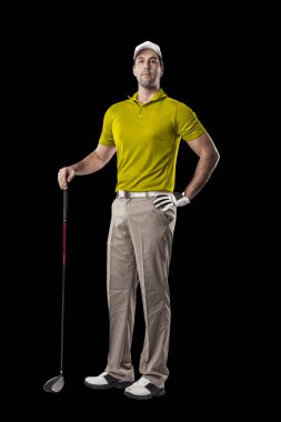 Golf oyuncu sarı gömlekli