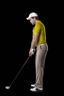 Golf oyuncu sarı gömlekli