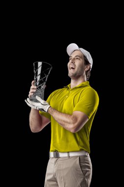 Golf oyuncu sarı gömlekli