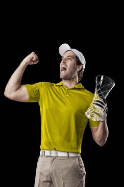 Golf oyuncu sarı gömlekli