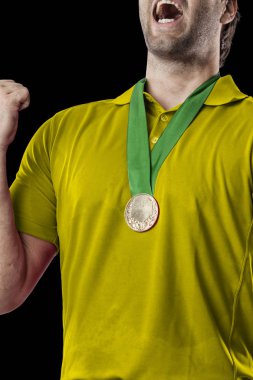 Golf oyuncu sarı gömlekli