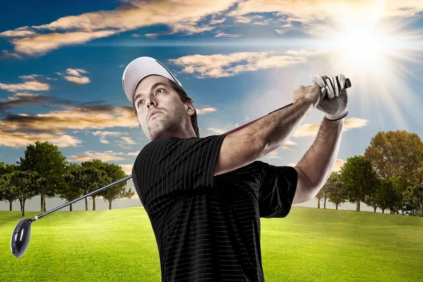 Golf oyuncu siyah gömlekli