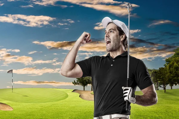 Golf oyuncu siyah gömlekli