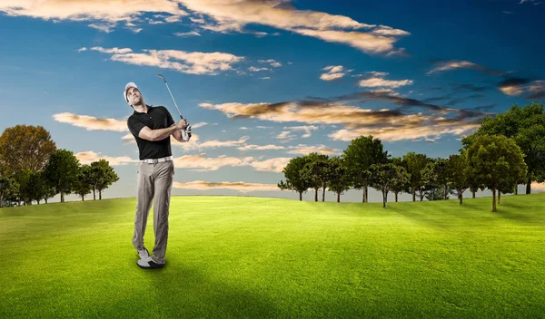 Golfspeler in een zwart shirt — Stockfoto