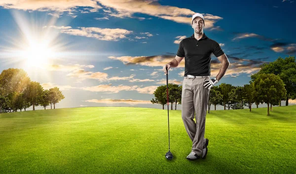 Golf oyuncu siyah gömlekli