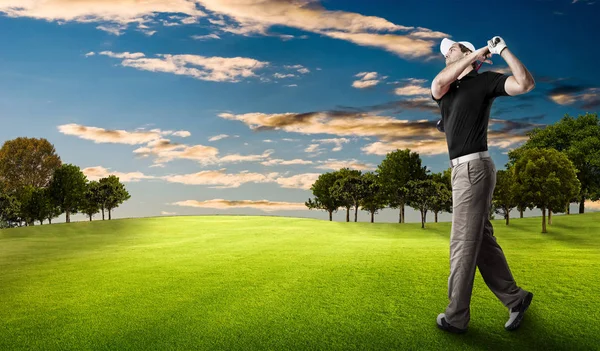 Jogador de golfe em uma camisa preta — Fotografia de Stock