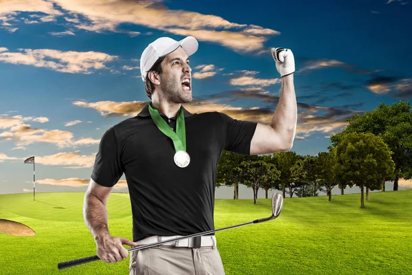 Golf oyuncu siyah gömlekli