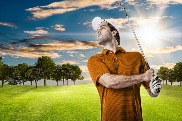 Golf oyuncu turuncu gömlekli