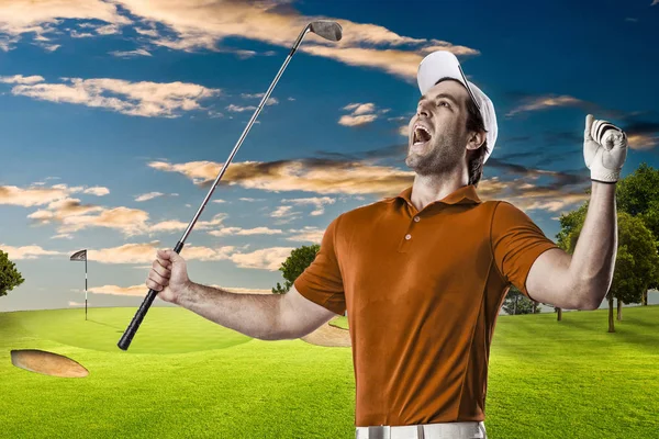 Golf oyuncu turuncu gömlekli