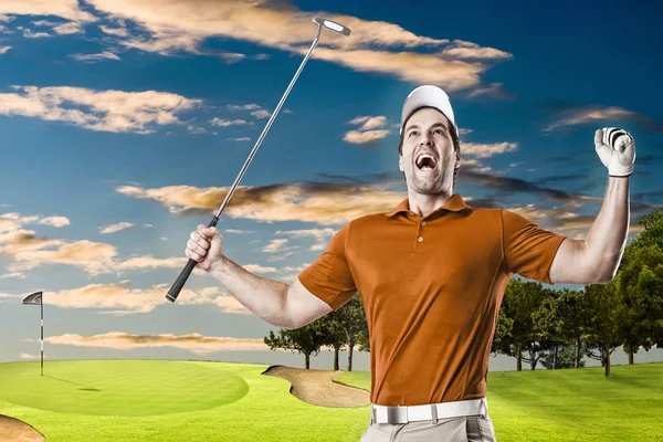 Golf oyuncu turuncu gömlekli