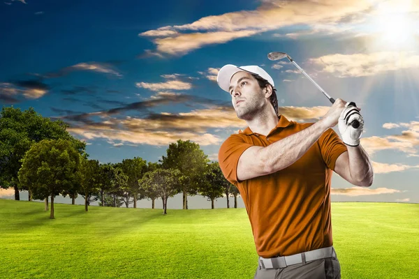 Golf oyuncu turuncu gömlekli