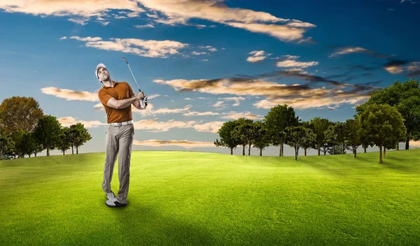 Joueur de golf en chemise orange — Photo