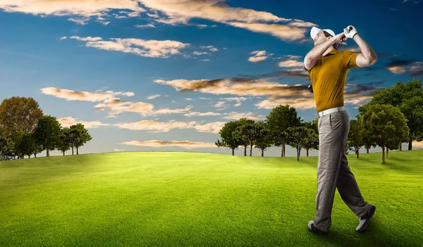 Golf oyuncu turuncu gömlekli