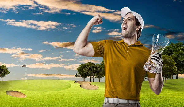 Golfspieler im orangefarbenen Hemd — Stockfoto