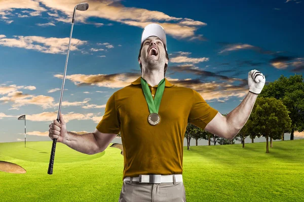 Golf oyuncu turuncu gömlekli