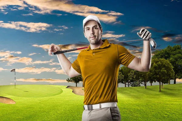 Golf oyuncu turuncu gömlekli