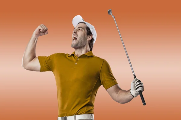Игрок в гольф в оранжевой рубашке — стоковое фото