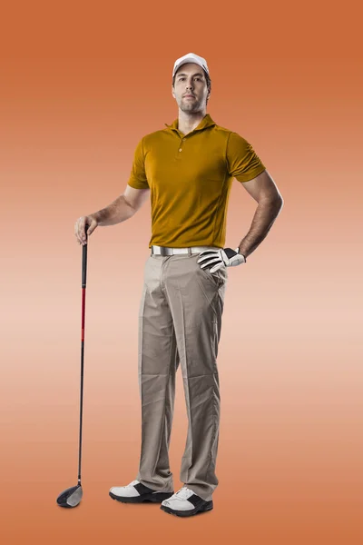 高尔夫选手穿橙色衬衫 — 图库照片