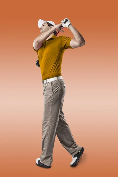 Golfspeler in een oranje shirt — Stockfoto