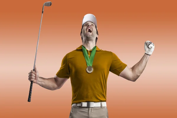 Παίκτης γκολφ σε ένα πορτοκαλί πουκάμισο — Φωτογραφία Αρχείου