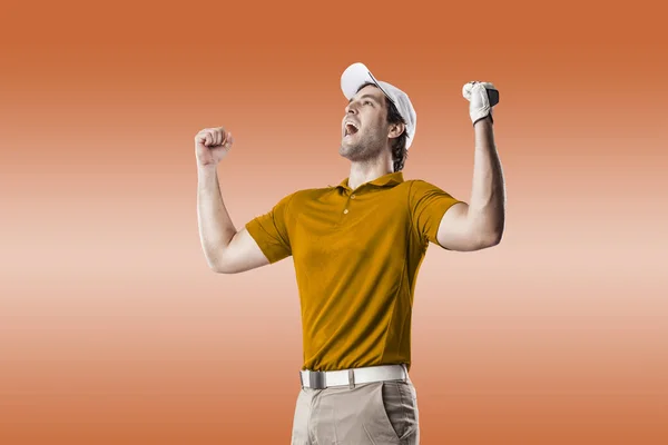 Игрок в гольф в оранжевой рубашке — стоковое фото