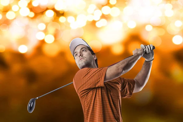 Golf oyuncu turuncu gömlekli