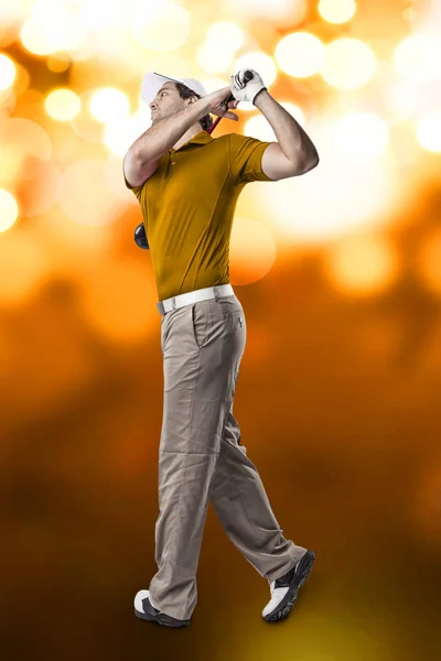 Golfspeler in een oranje shirt — Stockfoto
