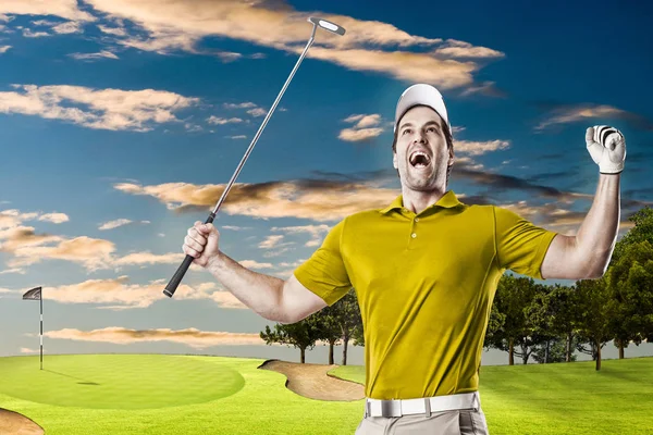 Jogador de golfe em uma camisa amarela — Fotografia de Stock