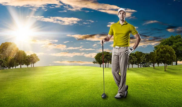 Golf oyuncu sarı gömlekli