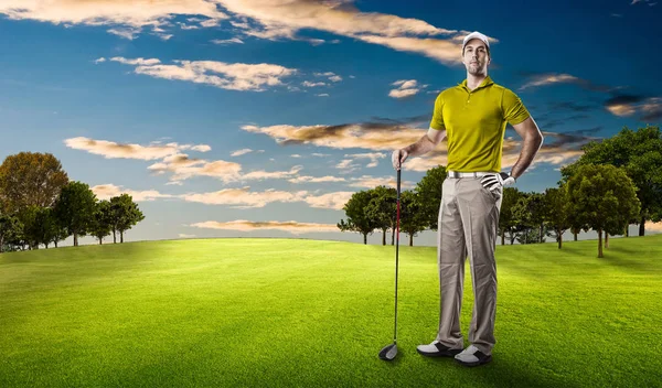 Golf oyuncu sarı gömlekli