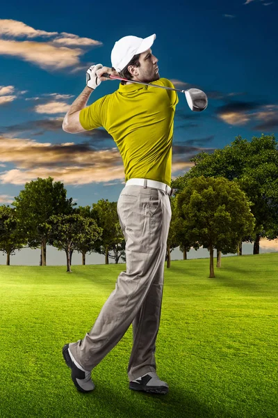 Golf oyuncu sarı gömlekli