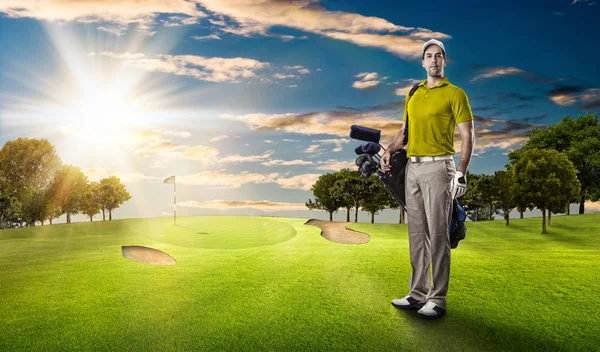 Golf oyuncu sarı gömlekli