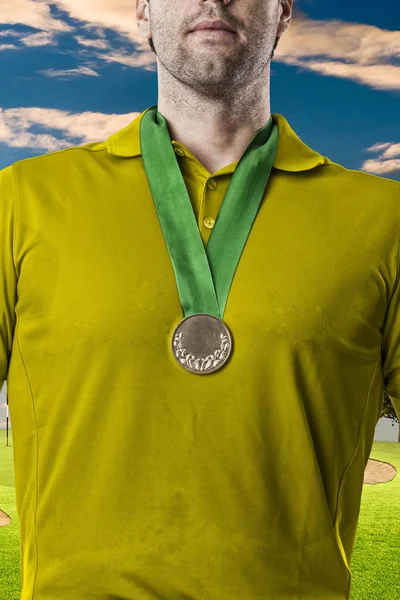 Игрок в гольф в жёлтой рубашке — стоковое фото