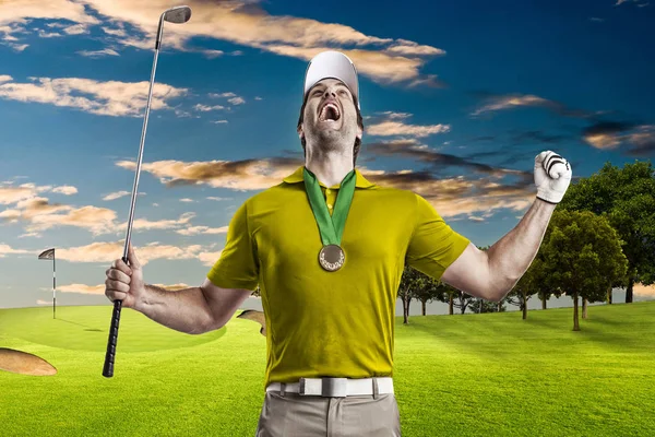 Golf oyuncu sarı gömlekli