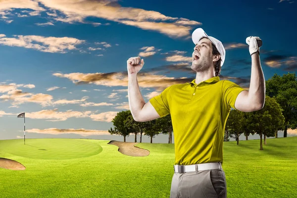Golf oyuncu sarı gömlekli