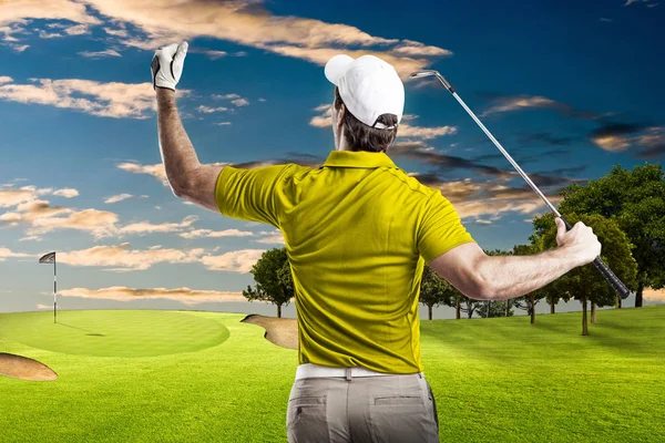Golf oyuncu sarı gömlekli