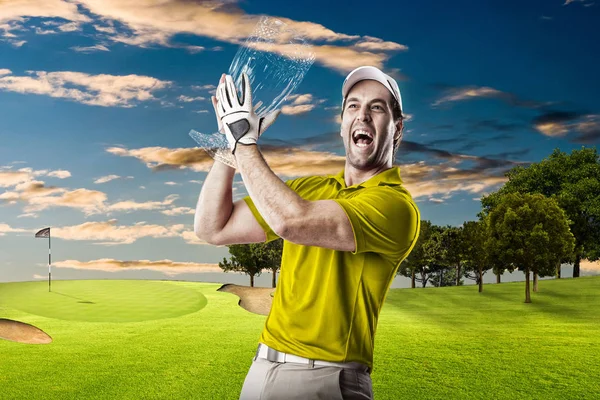 Jogador de golfe em uma camisa amarela — Fotografia de Stock